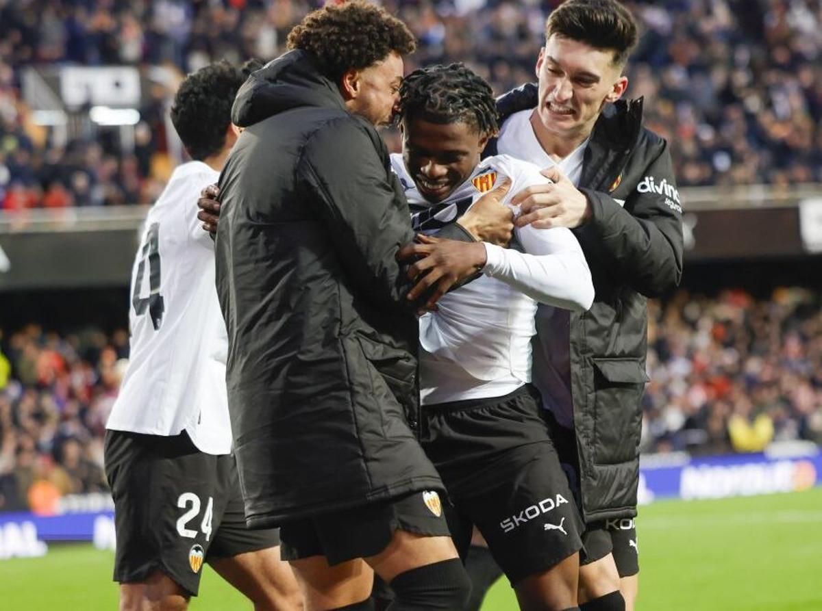 Danjuma y Pepelu abrazan a Ramazani, que asumió la responsabilidad de lanzar el penalti en el minuto 93