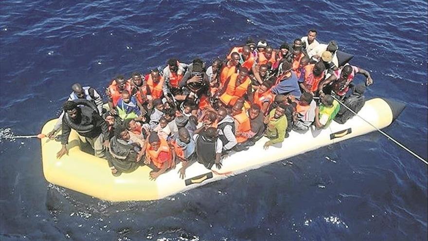 Otra patera con diez inmigrantes llega hasta una playa de Cádiz