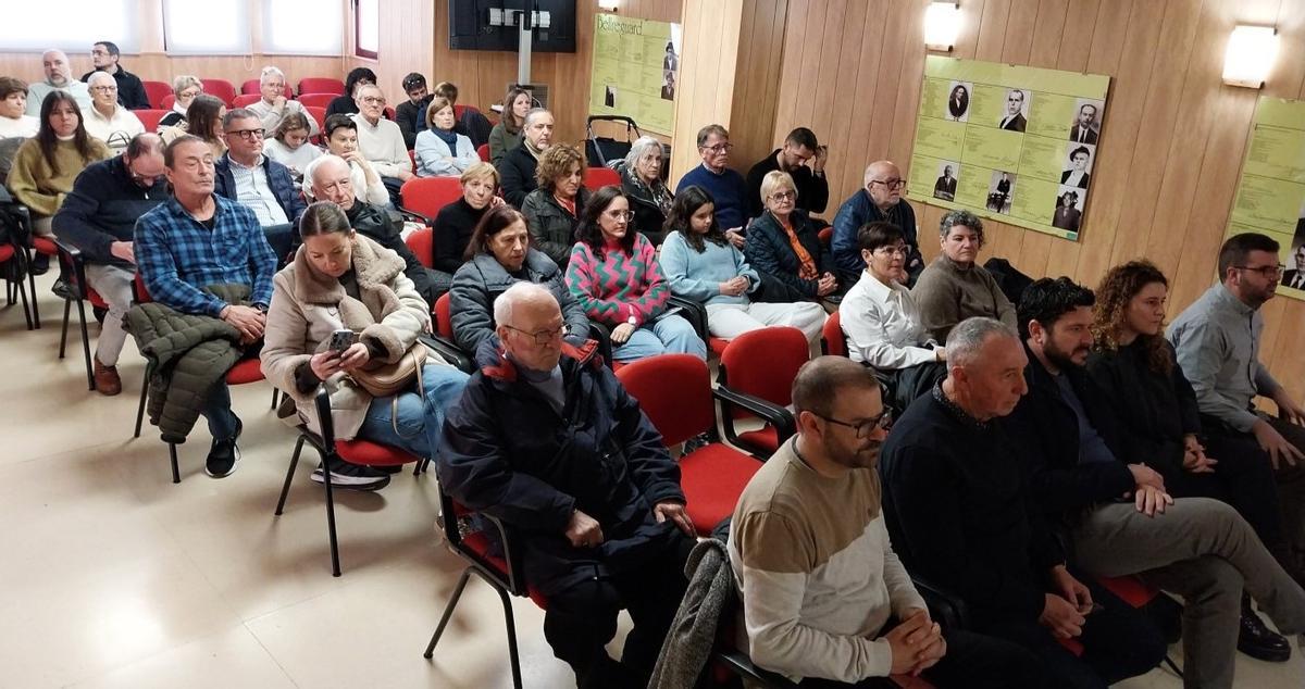 Público asistente, con cargos de Compromís en primera fila.