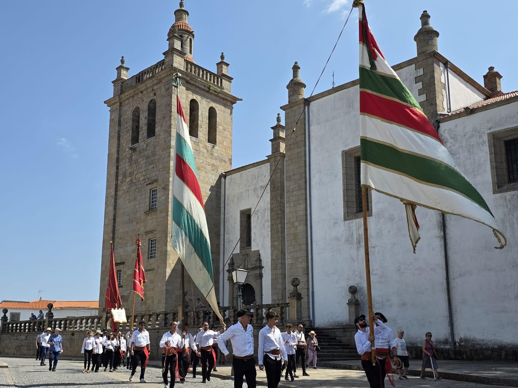 GALERÍA | Pendones de Portugal y el Reino de León, en Miranda do Douro