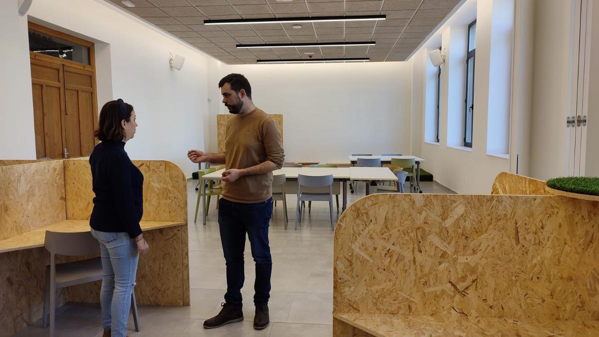El concejal de Juventud de Alcoy, Carles Sansalvador, junto con la técnico Silvia Camarasa en la nueva sala de estudio.