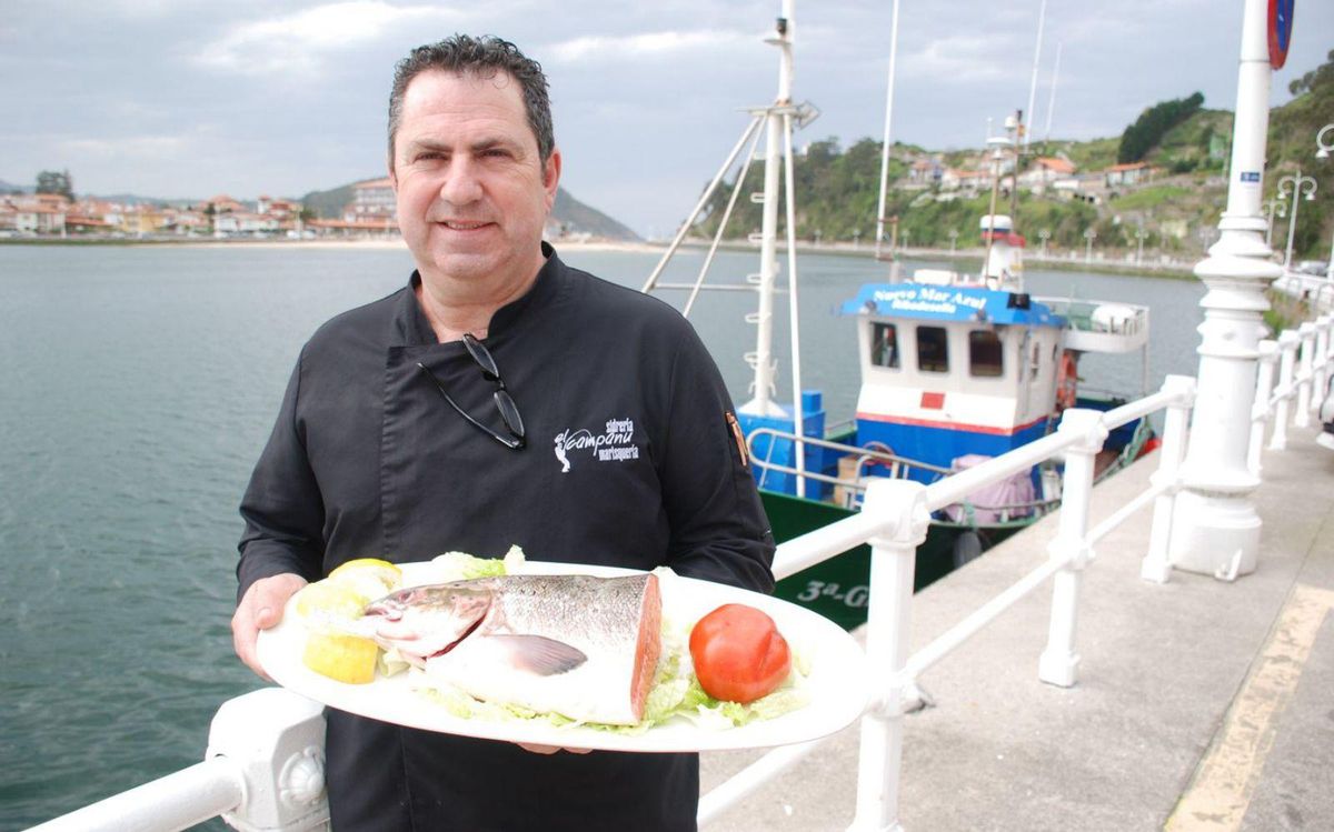 José Manuel Mori, con un trozo del campanu del Esva, ayer, en el puerto de Ribadesella. | Ramón Díaz