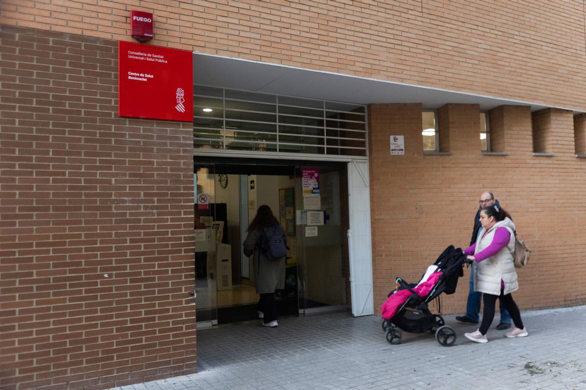 Pacientes entrando en un centro de salud.