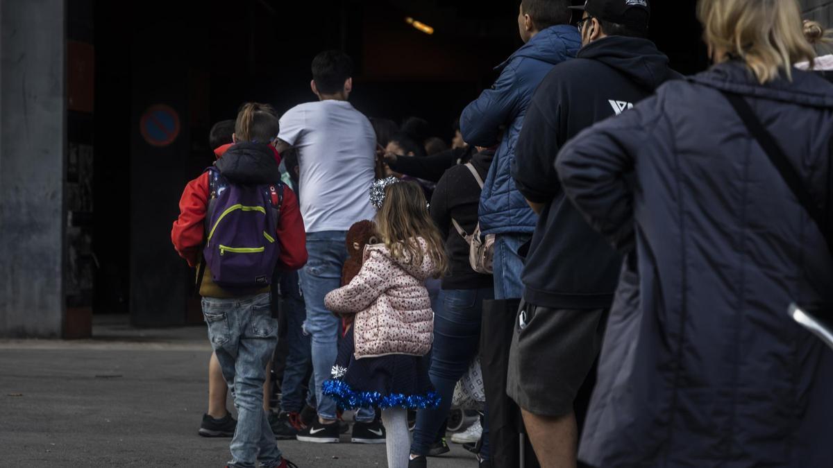 Imatge d’arxiu de persones vulnerables en un repartiment d’aliments a Mestalla