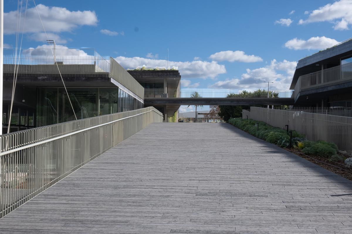 Pasarela que conecta el Paseo Marítimo con el Club de Mar