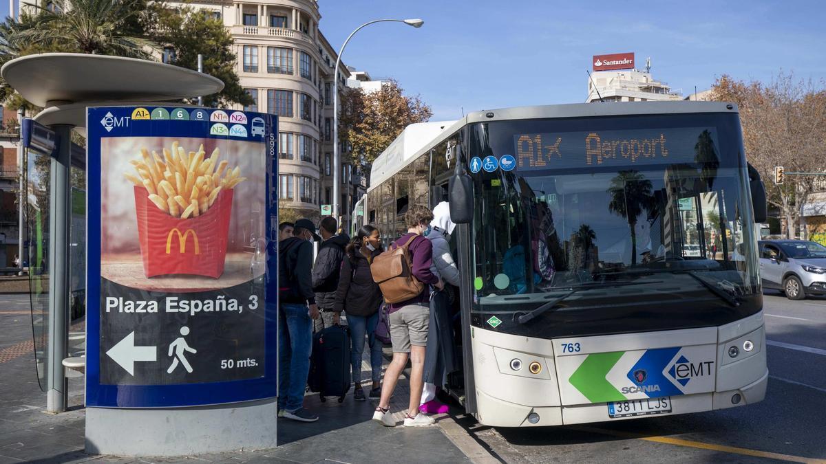 Fahrgäste in Palma an der Bushaltestelle.