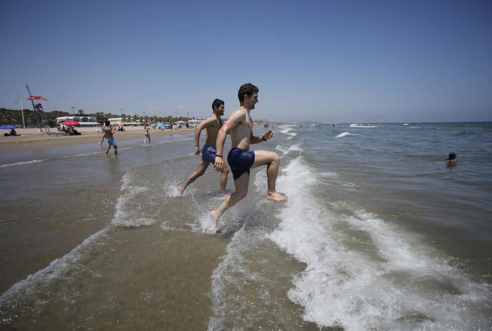 Los valencianos se refugian del poniente en la Mal