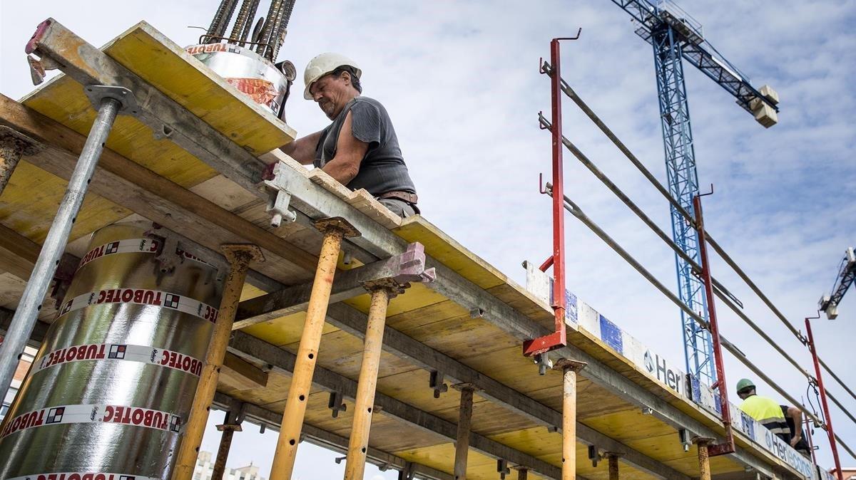 zentauroepp43266825 barcelona 10 05 2018 obreros trabajando en un edificio en co191227105256