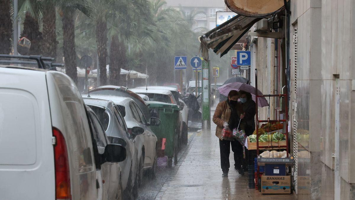 Imagen de archivo de la lluvia en una calle de Castelló.