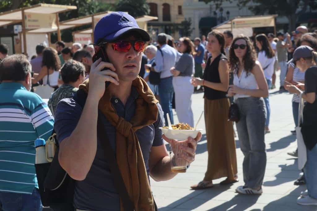 La plaza del Ayuntamiento de València se convierte en un gran restaurante al aire libre con el Tastarròs