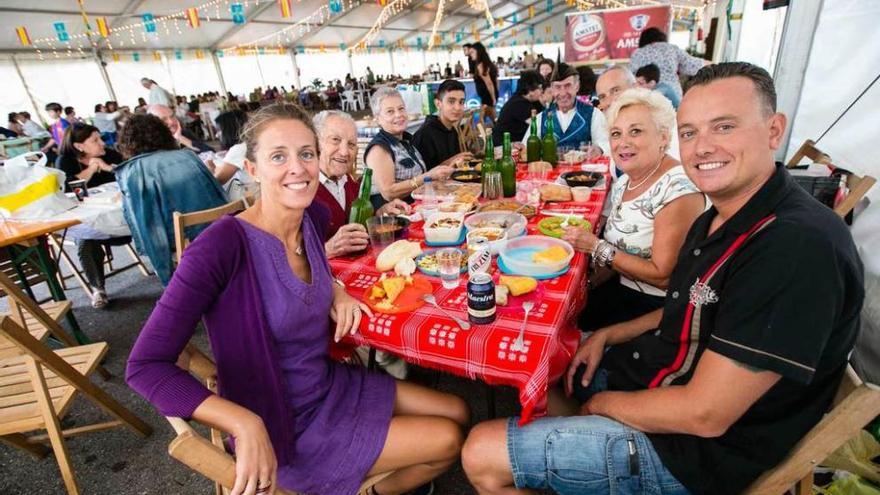 La familia Lastra Parugues, ayer, en el club de campo del Naranco.