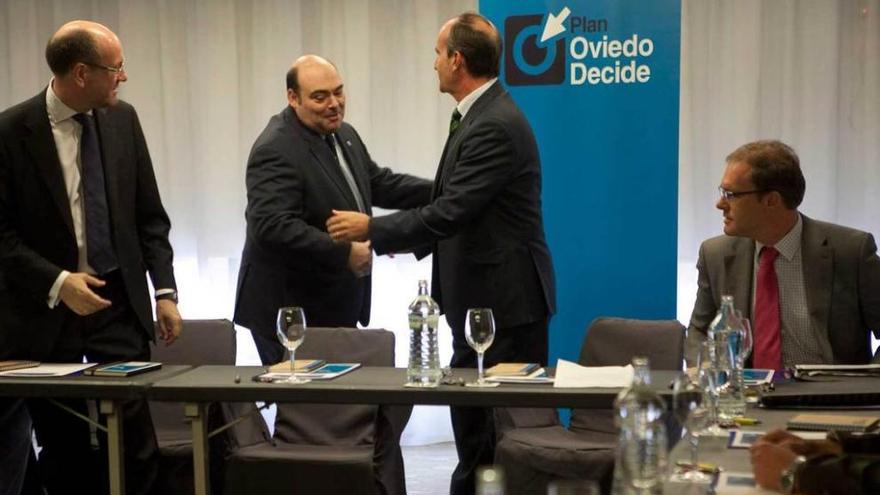 Iglesias Caunedo y Fernández-Kelly se saludan ayer durante la reunión de &quot;Oviedo decide&quot;.