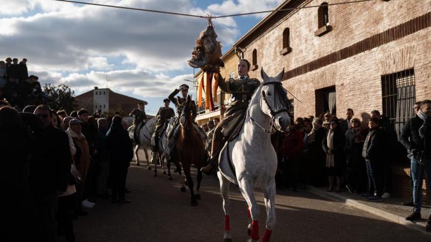 Los quintos corren el gallo en Guarrate. Una fiesta protagonizada en la tarde de ayer por Ángel Rosón (en el papel de capitán), Natalia Sánchez (teniente), Juan Pascual, Mario Nieto, Miguel Conde, Vega Sánchez y Luis Riesco. | |  EMILIO FRAILE