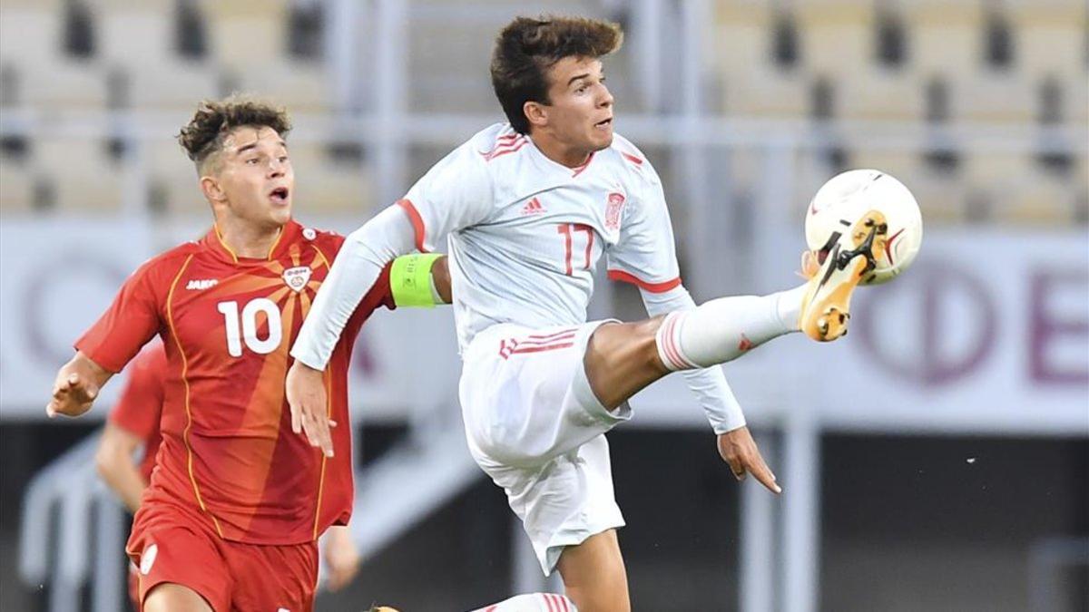 Riqui Puig destacó en el centro de campo de España ante Macedonia del Norte