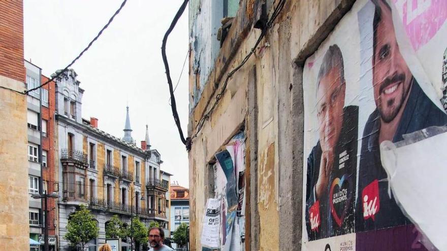 Carteles de Unidos Podemos, ayer, entre las plazas de Cabo Noval y Argüelles de Pola de Siero.