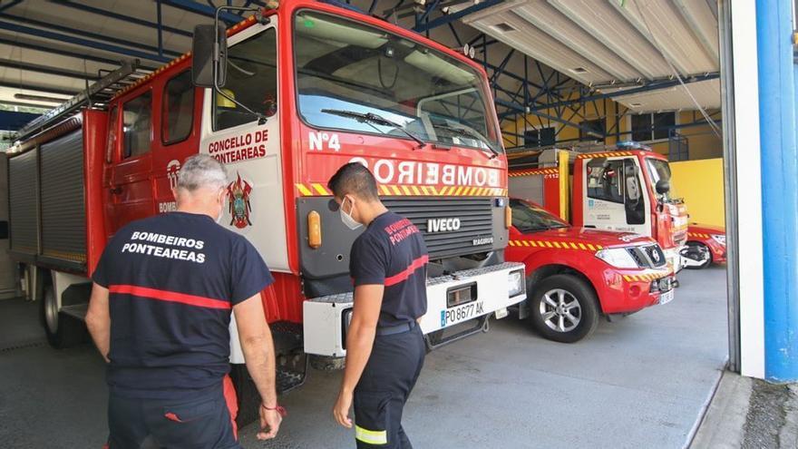 Dos bomberos en el parque municipal de Ponteareas, meses antes de que Jorge Corbacho estuviera trabajando allí.