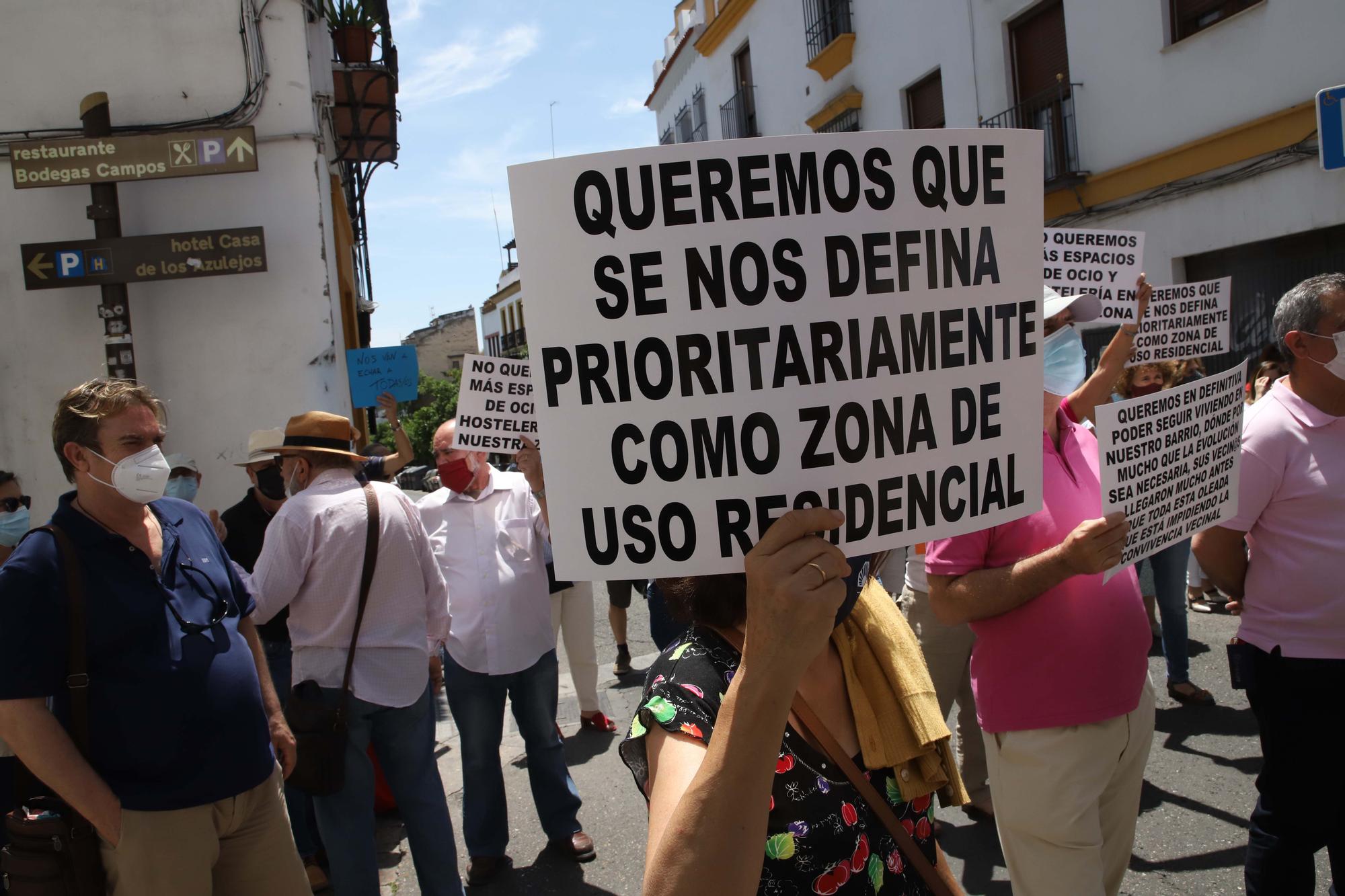 Vecinos del casco histórico cortan la calle San Fernando contra el "vaciado de residentes"