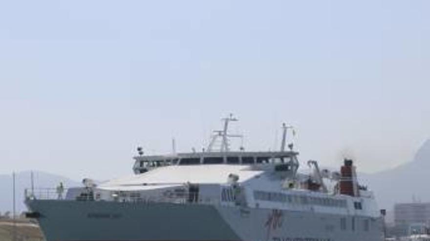 El Almudaina Dos, saliendo del puerto de Gandia.