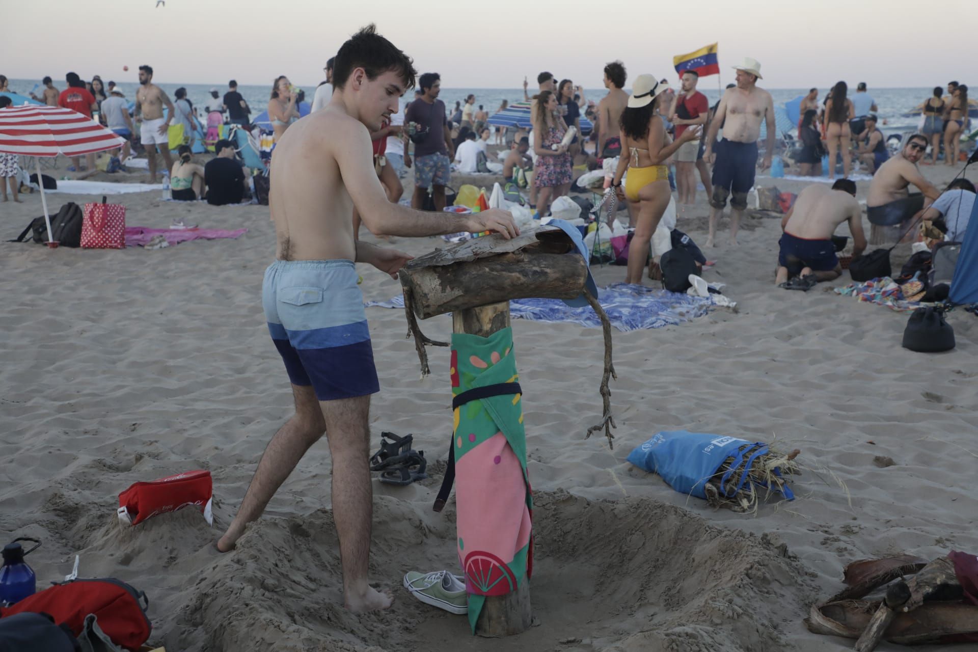 València inunda sus playas en el primer San Juan poscovid