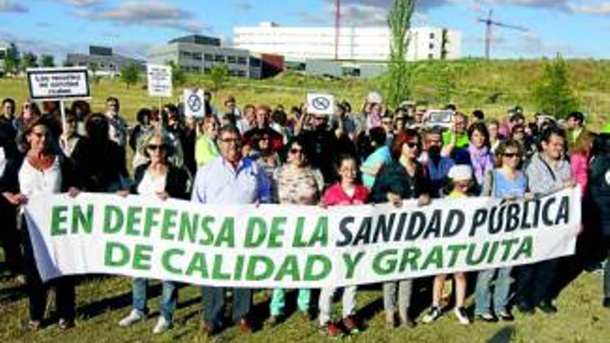 200 personas se manifiestan para exigir que acabe la obra del hospital