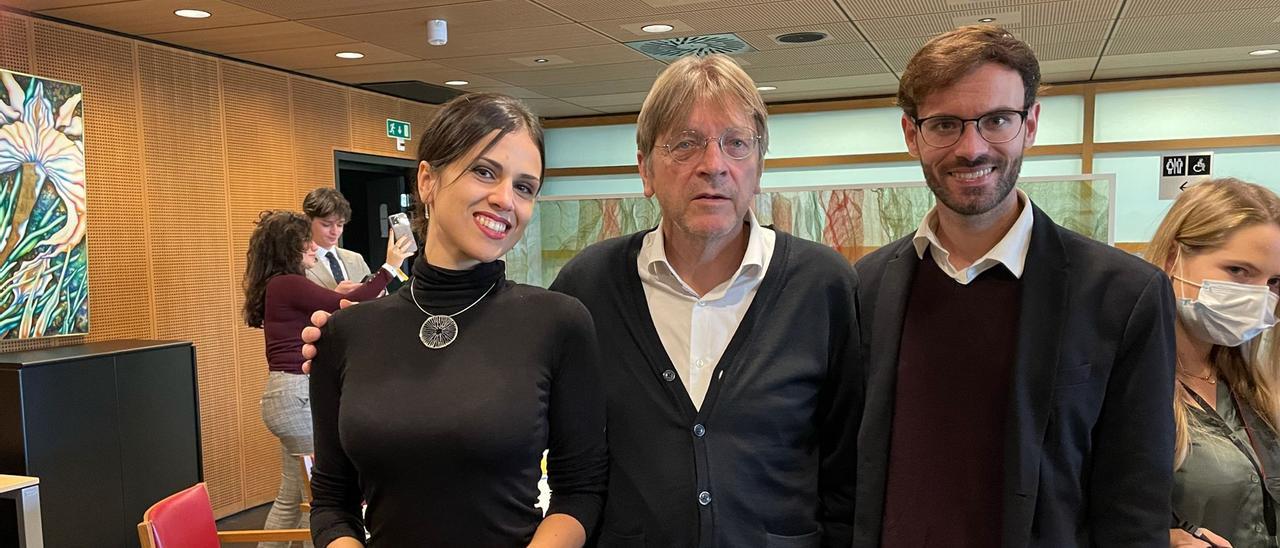 María Vázquez Limeres, junto a Guy Verhofstadt, eurodiputado del grupo parlamentario de liberales Renew Europe, y Alejandro Álvarez, de Jóvenes Ciudadanos.