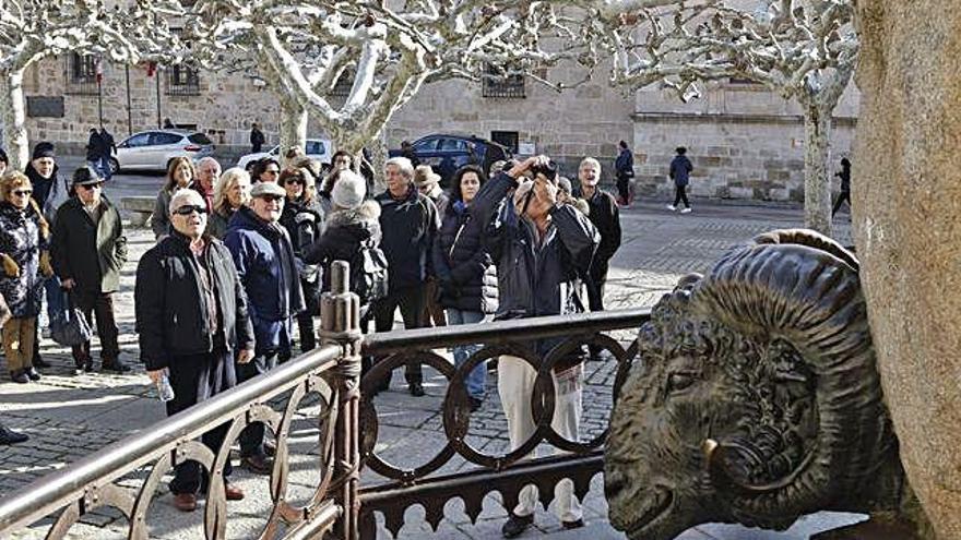 Un grupo de turistas en Viriato, ayer.