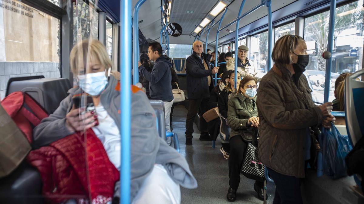 Hoy ya no hay que llevar la mascarilla en los transportes públicos