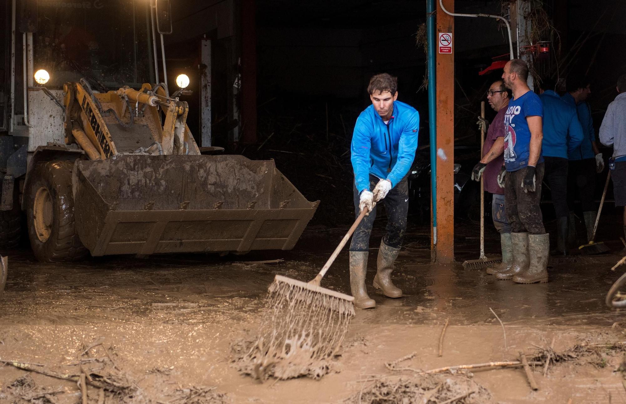 Rafa Nadal, en octubre de 2010, ayudando a sus vecinos de Sant Llorenç des Cardassar afectados por una riada