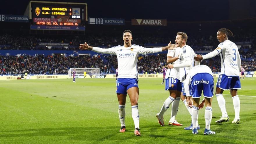 La celebración del Real Zaragoza tras el gol de Maikel, que ya suma cuatro dianas