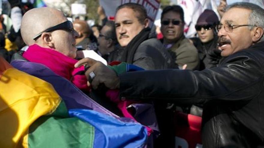 Defensores y opositores del matrimonio gay discuten en Washington.