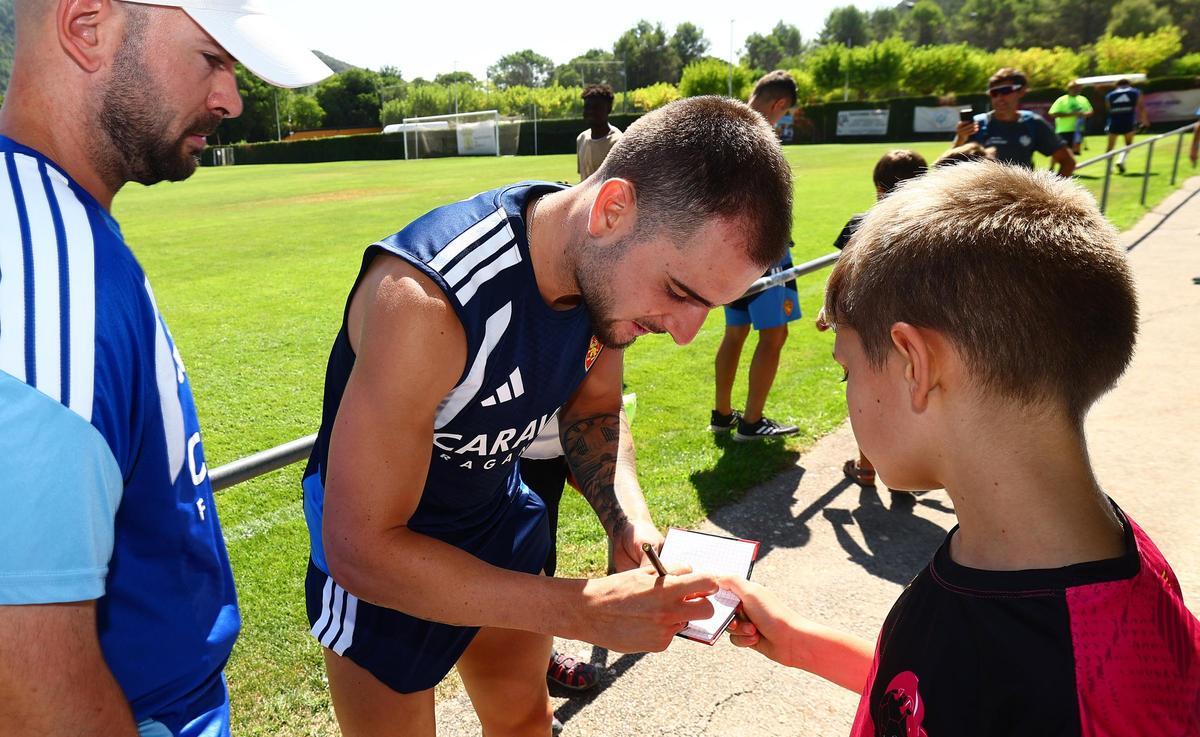Cuenca, firmando un autógrafo a un joven aficionado
