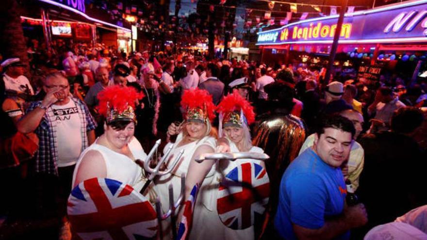 Turistas ingleses en la calle Mallorca en una fiesta organizada por los pubs de la zona.