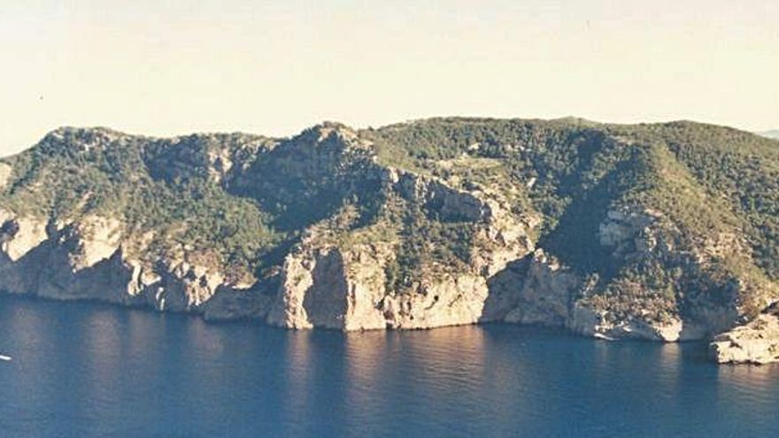 Cuatro excursionistas, perdidos en una montaña de Ibiza buscando un sitio para ver las Perseidas