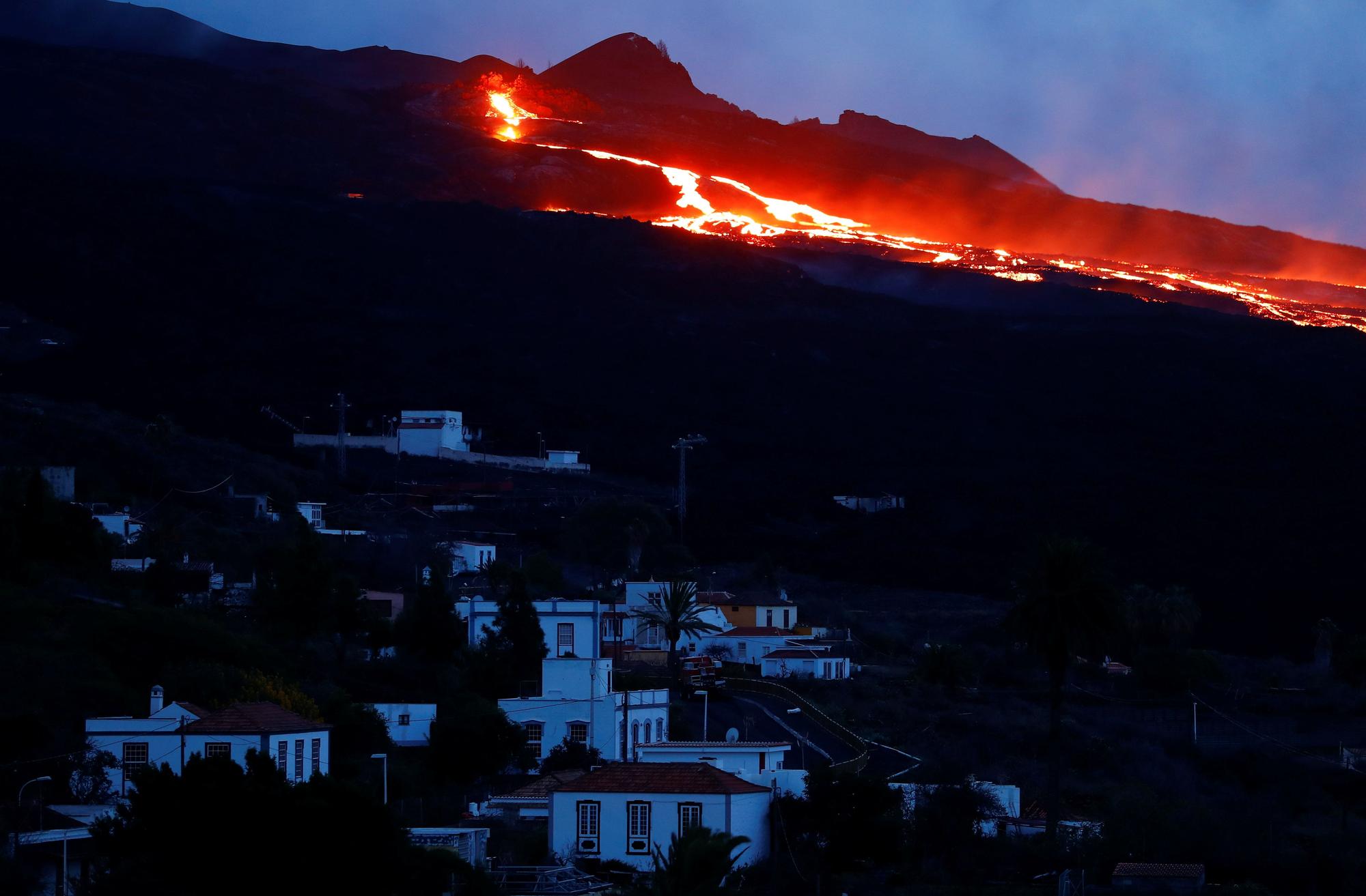 El volcán de La Palma continúa expulsando lava