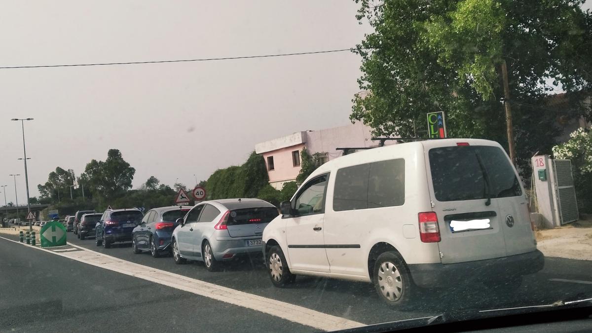 Vehículos parados en el acceso desde la N-332 a la AP-7. La mayor parte de estos coches salen de Xàbia