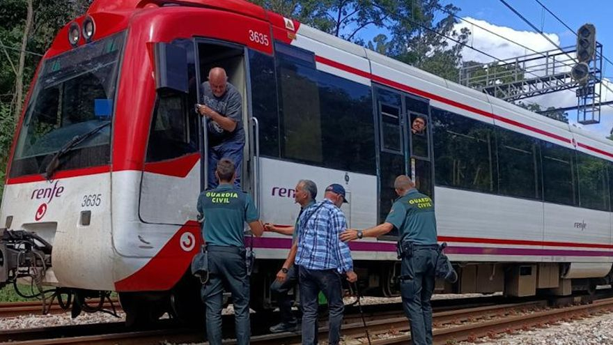 La Guardia Civil colabora en la evacuación de pasajeros de un tren de cercanías en Siero