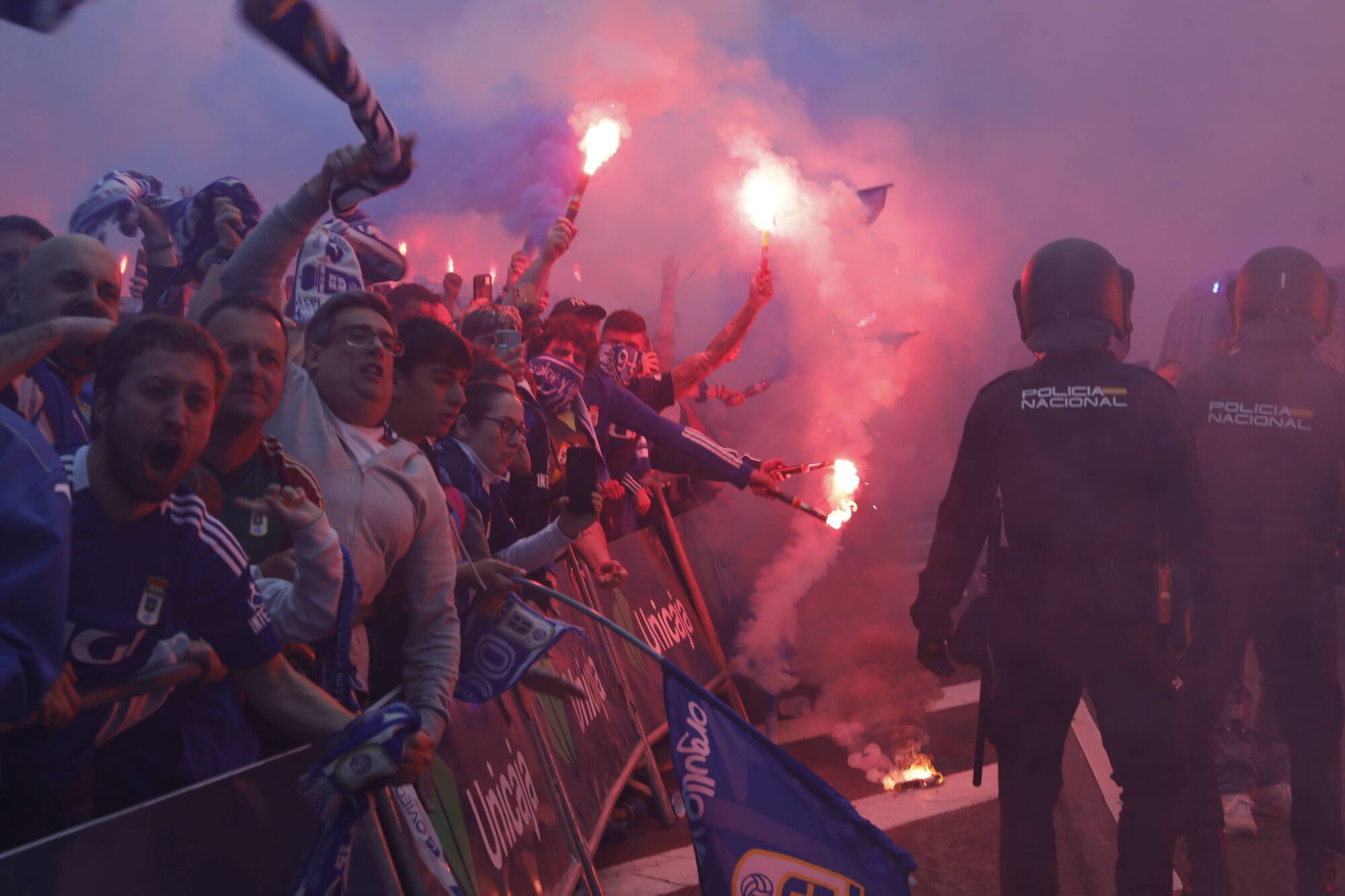 Así fue el recibimiento de la afición al Real Oviedo y toda la previa del último partido de la temporada