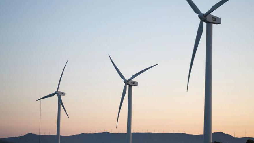 Plantilla actual de Electra Norte, una imagen de Perfecto Díaz y vista del parque eólico de Penouta, en Boal. |  | CEDIDAS A LNE