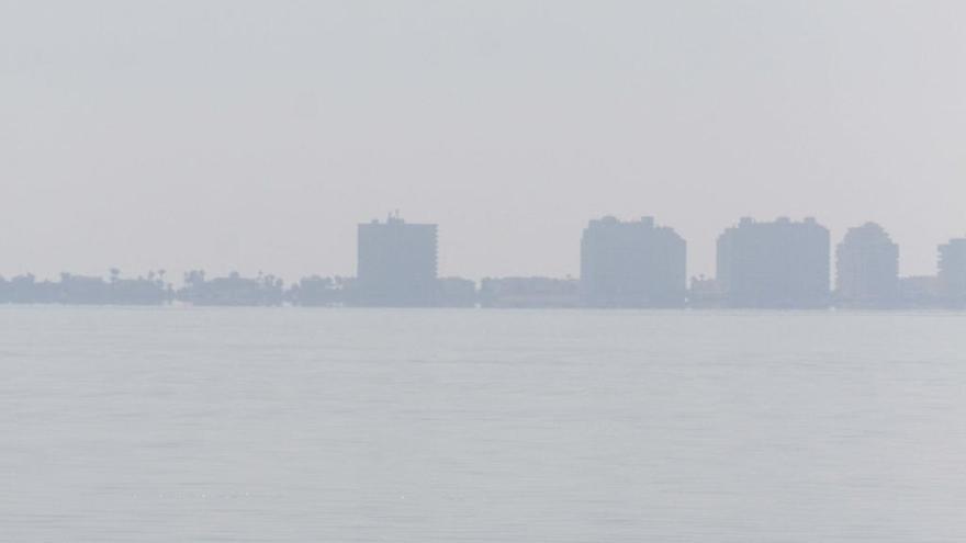 Una embarcación navega por el Mar Menor.