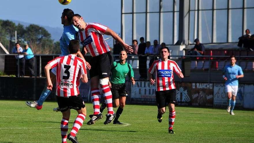 Dos jugadores disputan un balón aéreo en el Salvador Otero. // Iñaki Abella
