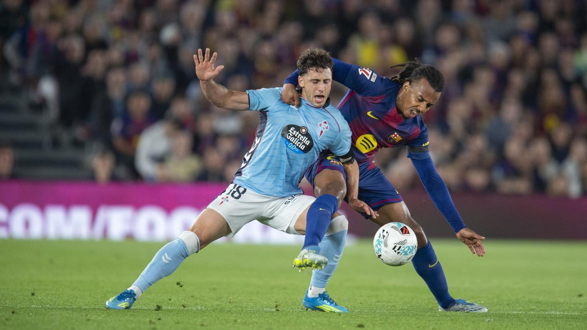 Kounde y Duran disputan un balón durante el partido de liga entre el FC Barcelona y el Celta.