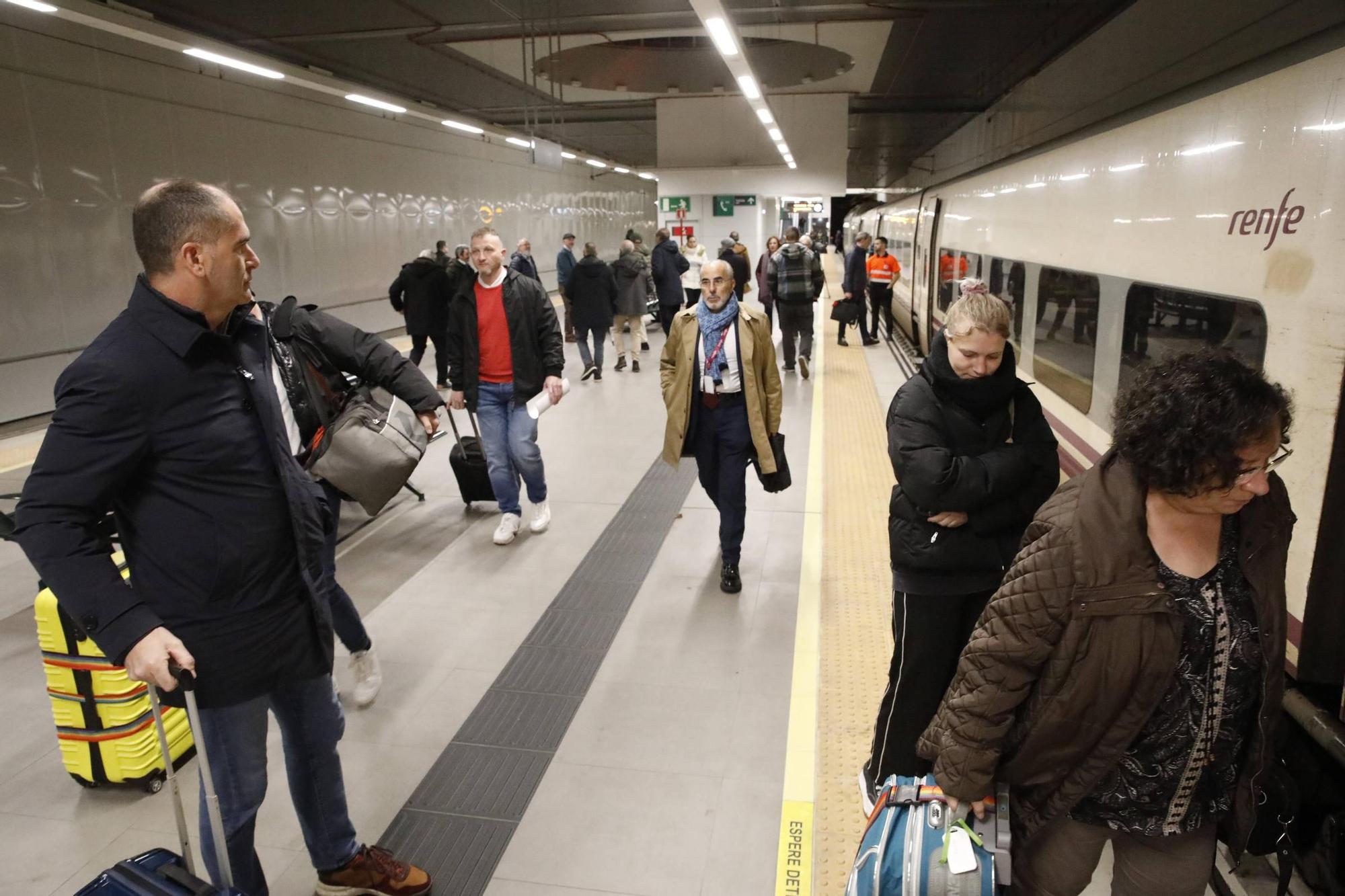 Los asturianos que estrenan el AVE a Madrid: así fue el primer viaje de pasajeros