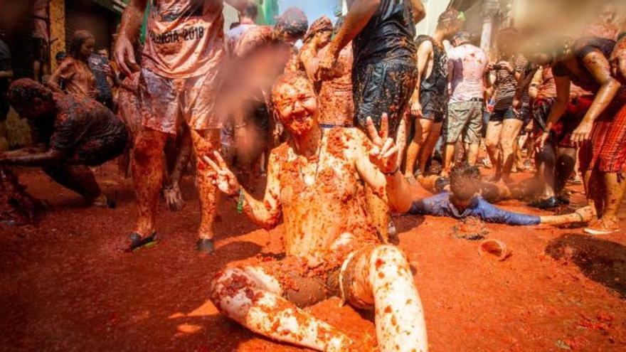 Una joven disfruta en una de las ediciones pasadas de La Tomatina.