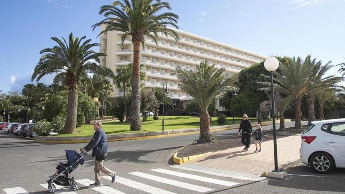 Algunos turistas pasean por delante del hotel Oliva Beach, en Fuerteventura.