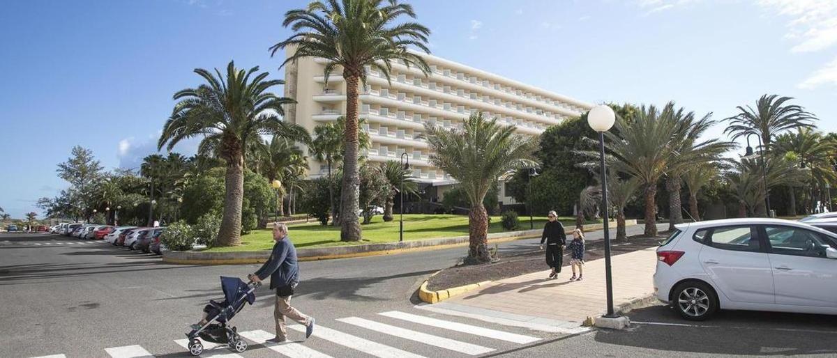 Algunos turistas pasean por delante del hotel Oliva Beach, en Fuerteventura.