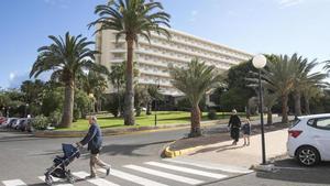 Algunos turistas pasean por delante del hotel Oliva Beach, en Fuerteventura.