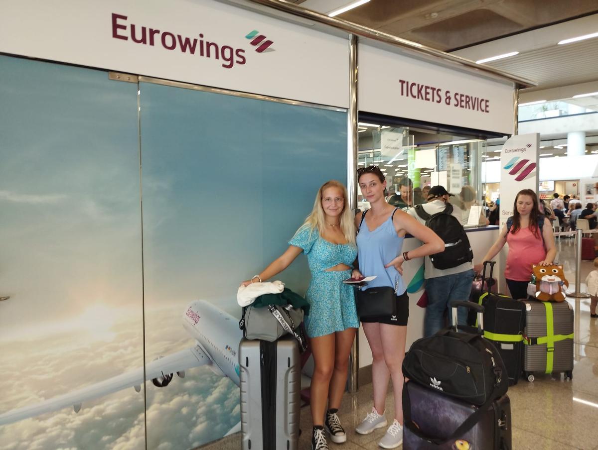 Kate Drenker y Evelyn Mezler lograran viajar  a Stuttgart, aunque su vuelo se canceló, en avión y taxi.