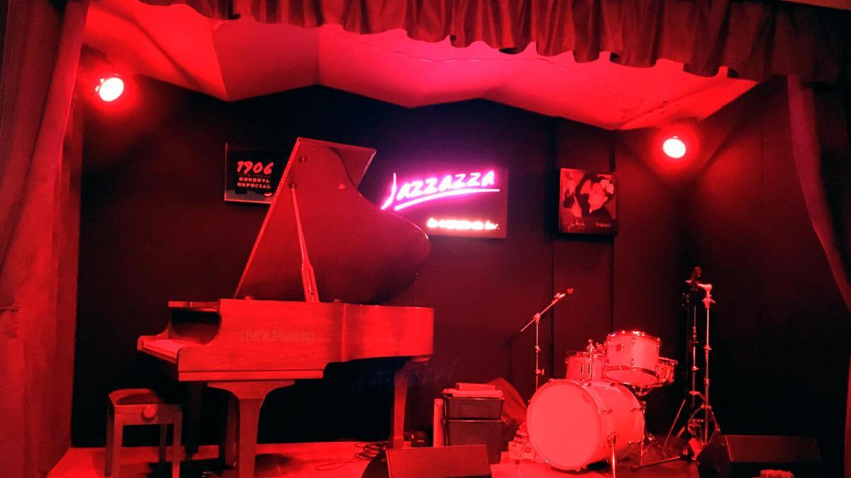 El escenario de Jazzazza Jazz Club.