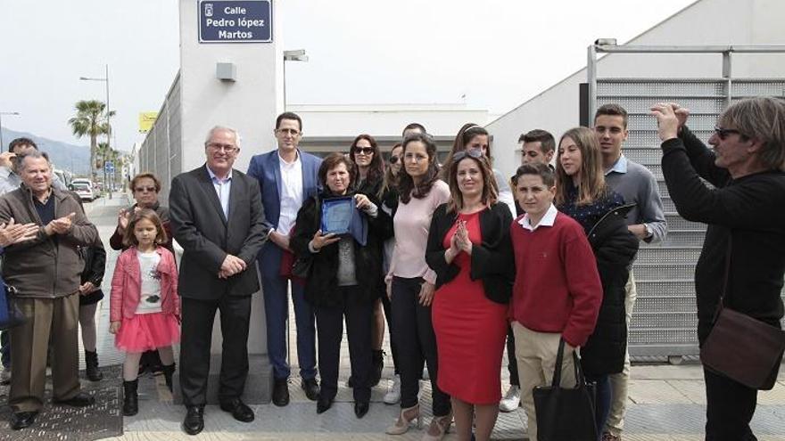 El teniente alcalde, Rafael Piña, con familiares y amigos del empresario Pedro López Martos.