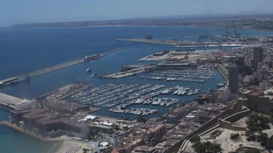 Panorámica del Puerto de Alicante, donde se observan los muelles de Levante y de Poniente.